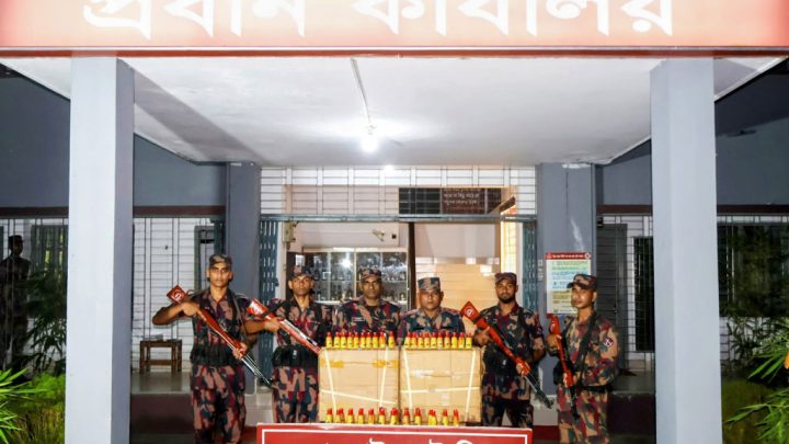 জয়পুরহাটে ৭৬৮ বোতল নিষিদ্ধ সিরাপ জব্দ