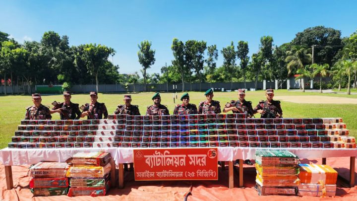 বিজয়নগর সীমান্তে ১৫ হাজার ভারতীয় স্মার্টফোনের ডিসপ্লে জব্দ