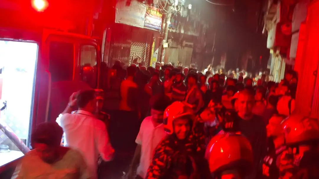 এখনো নিয়ন্ত্রণে আসেনি চকবাজারের আগুন, ফায়ার সার্ভিসের ২ সদস্য অসুস্থ হয়ে হাসপাতালে ভর্তি