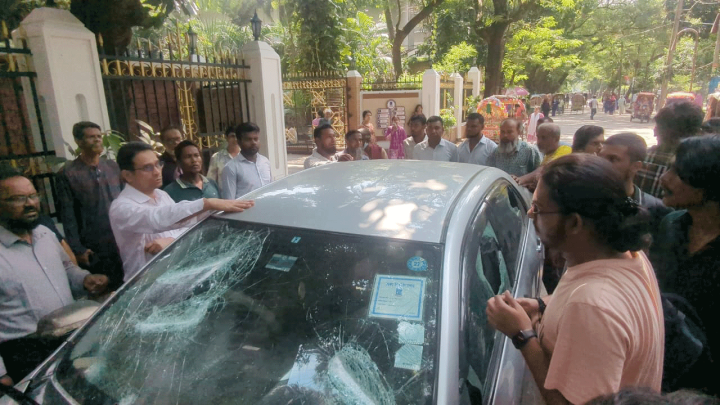 ঢাবির মল চত্বরের সামনে শিক্ষকের গাড়ির ধাক্কায় একাধিক শিক্ষার্থী আহত