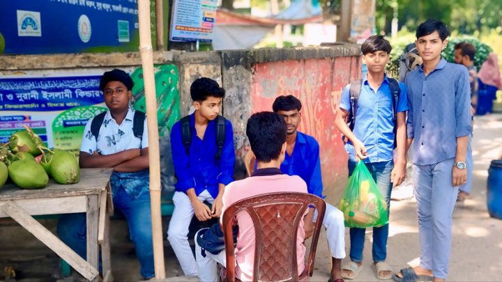 ডেঙ্গু আক্রান্ত বন্ধুর জন্য ছয় কিশোরের ভালোবাসা