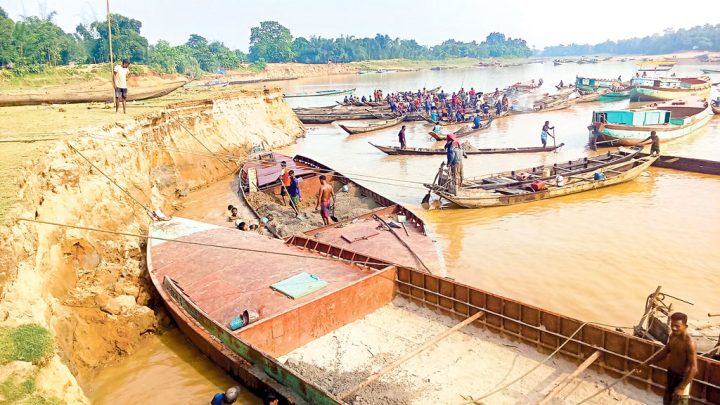 চলছে বালু লুটের মহোৎসব
