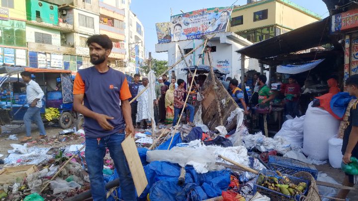 দেবিদ্বারে ফুটপাত দখলমুক্ত অভিযানে শতাধিক অবৈধ দোকান উচ্ছেদ
