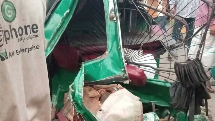 সিরাজগঞ্জে বাসচাপায় সিএনজিচালিত অটোরিকশার ৩ যাত্রী নিহত