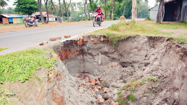 দ্বিতীয় তিস্তা সেতু সড়কের ২০ স্থানে ধস