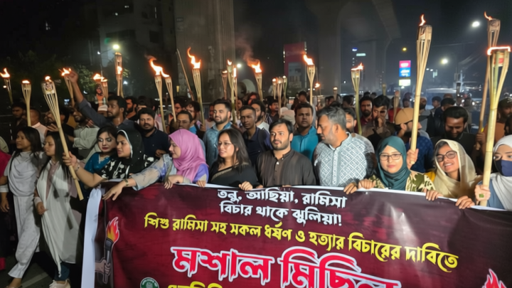 দেশে ধর্ষণ ও হত্যাকাণ্ডের বিচার দাবিতে এনসিপির মশাল মিছিল
