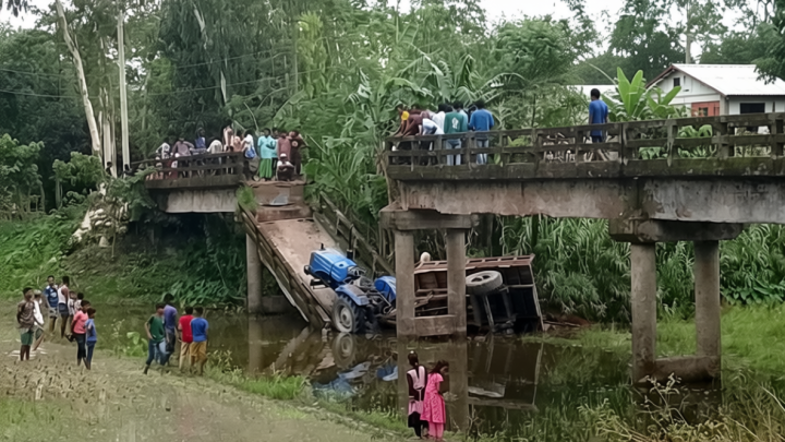 কুড়িগ্রামে মালবাহী ট্রাক্টরের ভারে ভেঙে পড়ল সেতু, আহত ৬