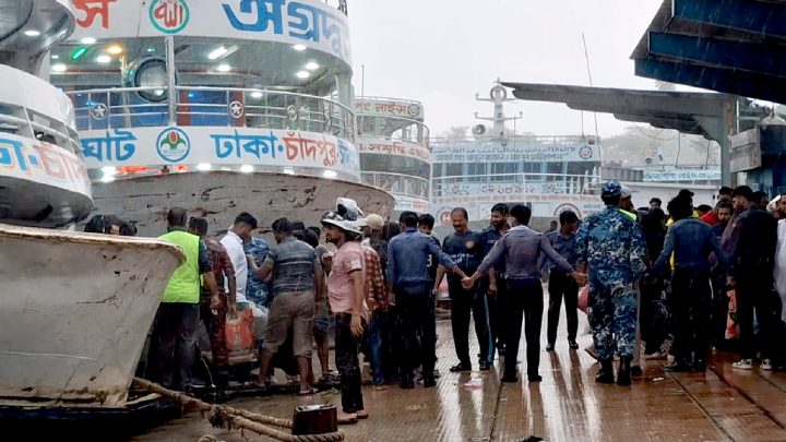 কালবৈশাখী: চাঁদপুর ঘাটে যাত্রীবাহী লঞ্চ কাত হয়ে ১০ যাত্রী আহত
