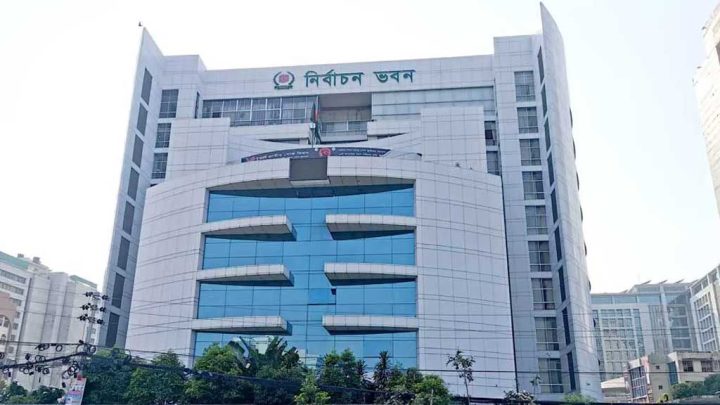 জাতীয় নির্বাচনে পোস্টাল ব্যালটের ‘কিউআর কোড রিডার’ ফেরত চাইল ইসি