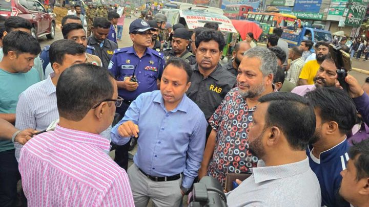 কেরানীগঞ্জে মহাসড়ক থেকে গরু সরানোর নির্দেশ, ২ ইজারাদারকে জরিমানা