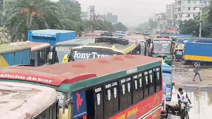 গাবতলী থেকে উত্তরবঙ্গমুখী মহাসড়কে তীব্র যানজট, চরম দুর্ভোগে যাত্রীরা
