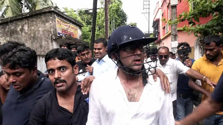 মমতার ভাতিজা অভিষেককে চড়-থাপ্পড়, ডিম-পাথর নিক্ষেপ