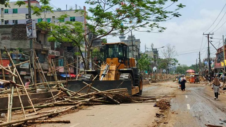 রাজধানীর বর্জ্য অপসারণে অবহেলা: প্রধানমন্ত্রীর নির্দেশে দুই কর্মকর্তাকে প্রত্যাহার