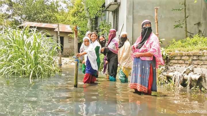 বেলকুচির শেরনগর মধ্যপাড়া: শিল্পবর্জ্যে জলাবদ্ধতা, দুর্ভোগ