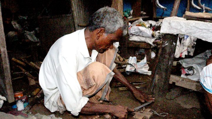 আগুন-লোহার জীবনে ৫৫ বছর, এখনো থামেননি অরুণ কর্মকার