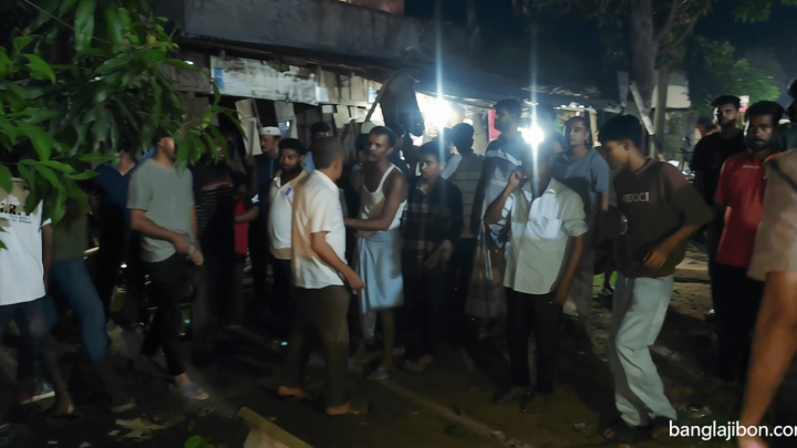 নিয়ন্ত্রণ হারিয়ে গ্যারেজে ঢুকল মুরগিবাহী পিকআপ, অল্পের জন্য প্রাণে বাঁচলেন মালিক