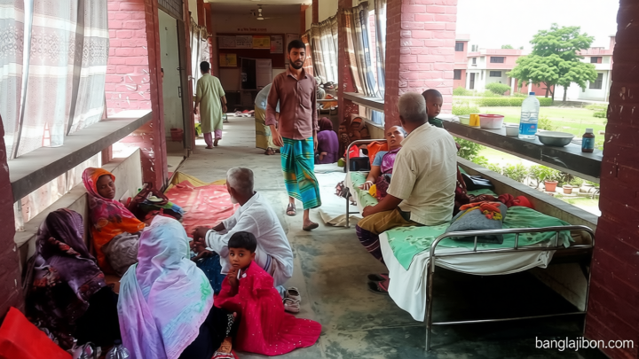 মহম্মদপুর স্বাস্থ্য কমপ্লেক্স: ধারণক্ষমতার ৫ গুণ রোগী নিয়ে হিমশিম সবার