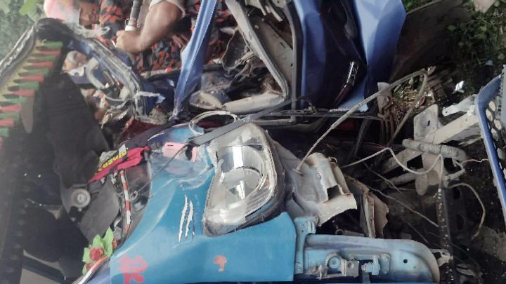 চাকা ফেটে সেতুতে ধাক্কা দিল পিকআপ ভ্যান, চালকের সহকারী নিহত