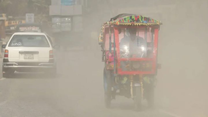 ৪৩ মিমি বৃষ্টির পরও বায়ুদূষণে শীর্ষে ঢাকা