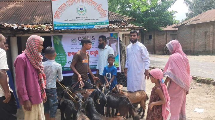 লালপুরে ৯টি দুস্থ পরিবারকে ছাগল বিতরণ