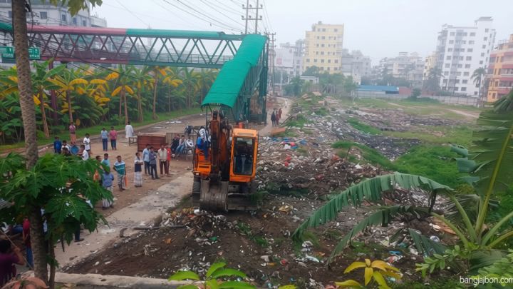 সরকারি জমি দখল করতে পৌরসভার এক্সকাভেটরেই ভাঙা হলো বেড়া