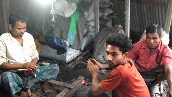 ধুনটে দা-বঁটি বানাতে ব্যস্ত কামার