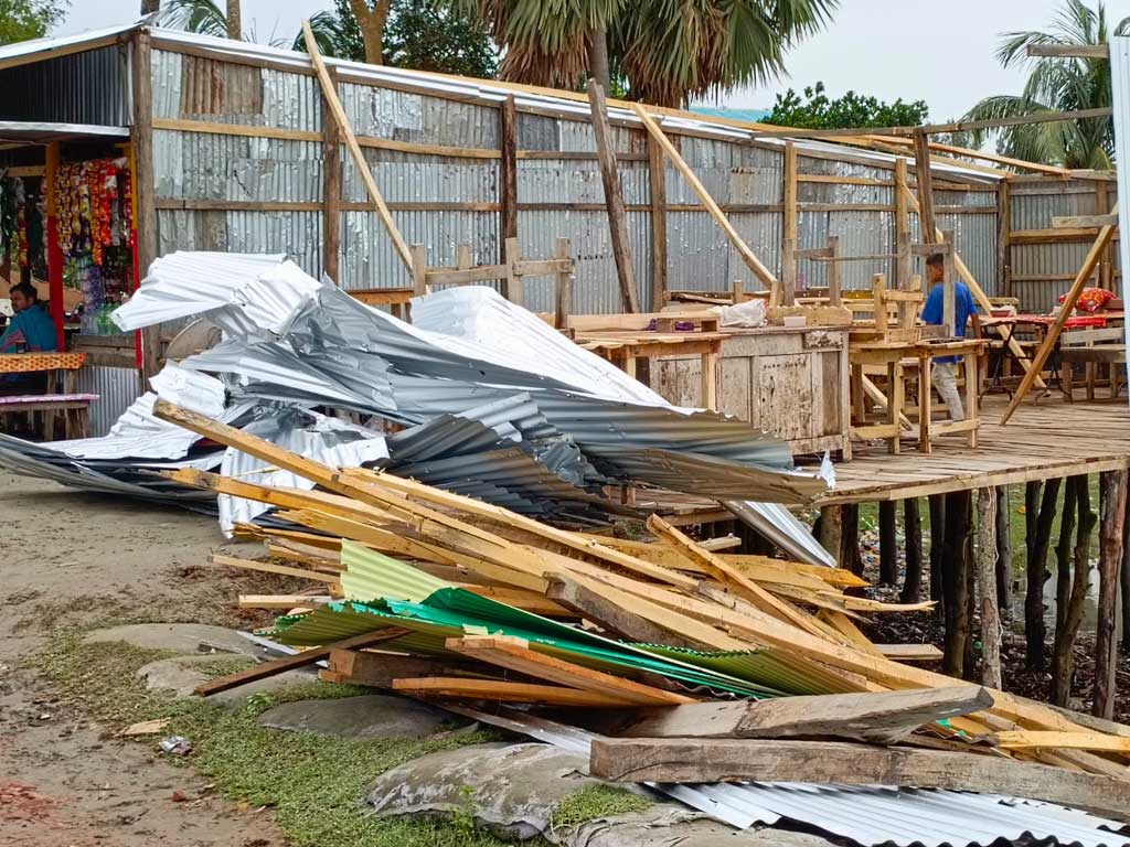 মনপুরায় ঝড়ে লন্ডভন্ড দোকানপাট, ঈদের আগে মাথায় হাত ব্যবসায়ীদের