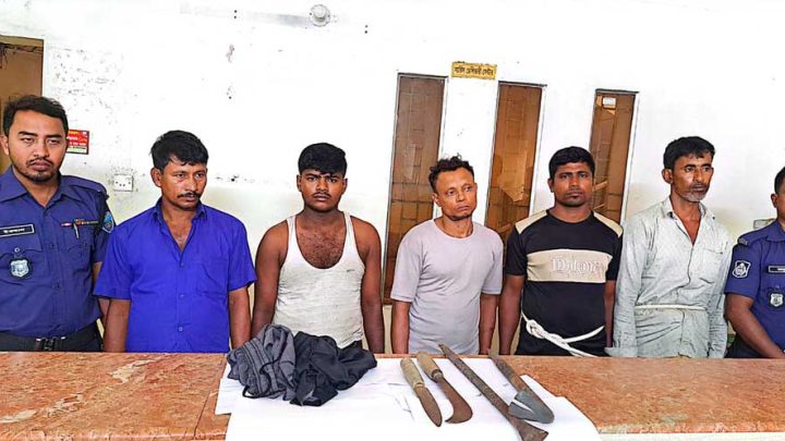 চকরিয়ায় দেশীয় অস্ত্রসহ ৫ ডাকাত গ্রেপ্তার