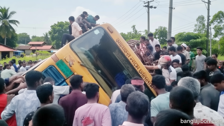 নীলফামারীতে ট্রাক ও মিথিলা গাড়ির মুখোমুখি সংঘর্ষে নিহত ২