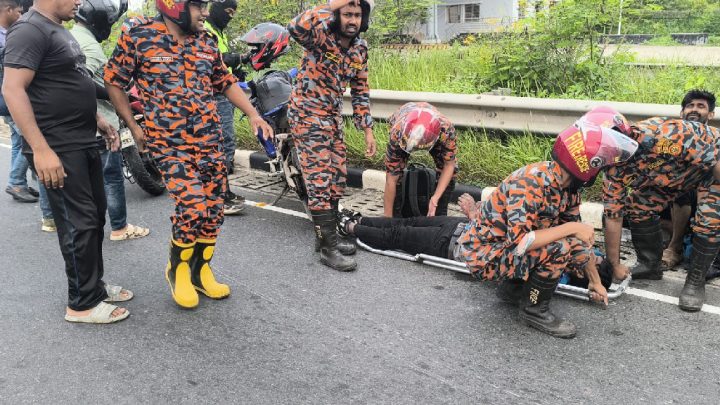 এক্সপ্রেসওয়েতে তিন দুর্ঘটনায় আহত অন্তত ১২