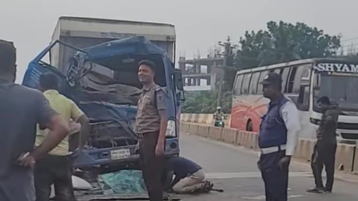 কালিয়াকৈরে ট্রাক-পিকআপ-বাসের ত্রিমুখী সংঘর্ষ, চালক নিহত