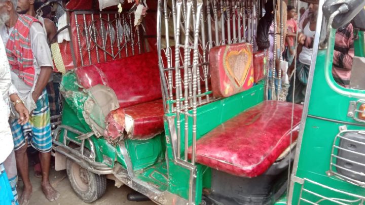 ময়মনসিংহে পিকআপ ভ্যানের সঙ্গে সিএনজিচালিত অটোরিকশার সংঘর্ষ, নিহত ২
