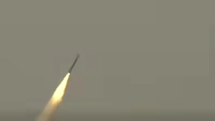 ‘দূরপাল্লার’ ক্ষেপণাস্ত্রের পরীক্ষা চালাল পাকিস্তান