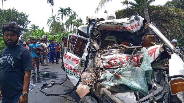 হাসপাতালে যাওয়ার পথেই থেমে গেল জীবন, একই পরিবারের চারজনসহ নিহত ৫