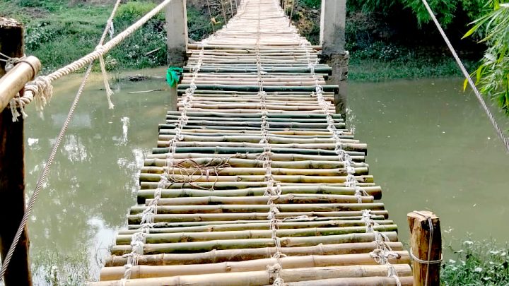রাইখালীতে স্বেচ্ছাশ্রমে ঝুলন্ত বাঁশের সেতু নির্মাণ করলেন এলাকাবাসী