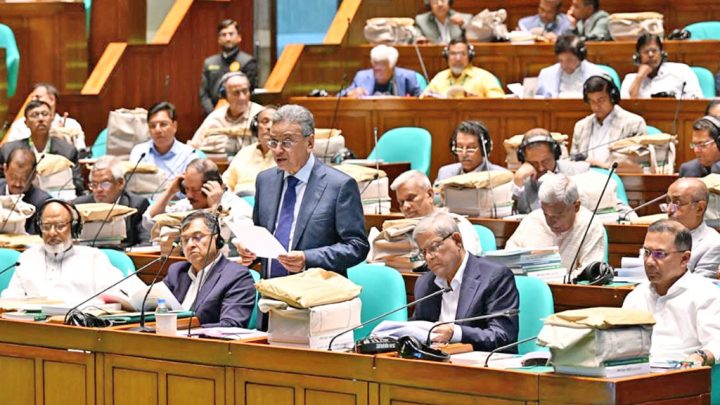 দাম কমছে ক্যামেরা–গিটারের, কনটেন্ট ক্রিয়েটররা পাবেন উন্নয়ন সহযোগিতা