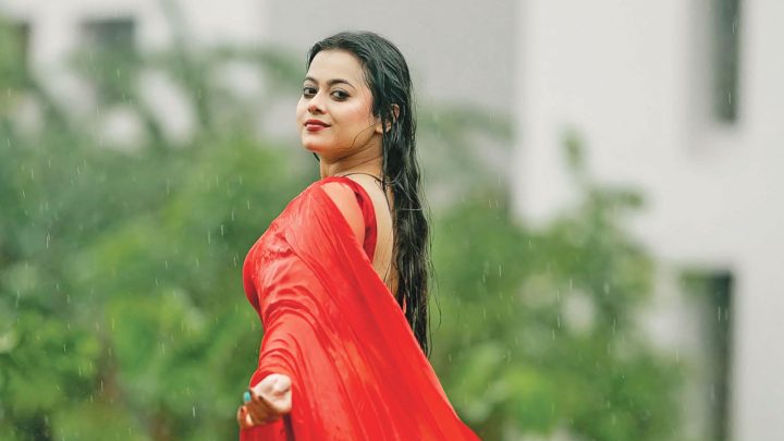 বর্ষায় যেমন পোশাক পরা চাই