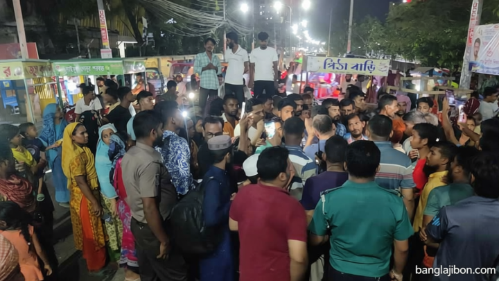 বরিশালে পুনর্বাসন দাবিতে হকারদের সড়ক অবরোধ