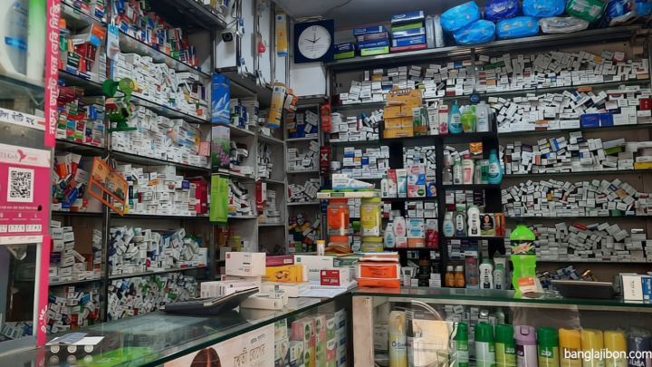 লাইসেন্স ছাড়া চলছে ৩ হাজার ফার্মেসি