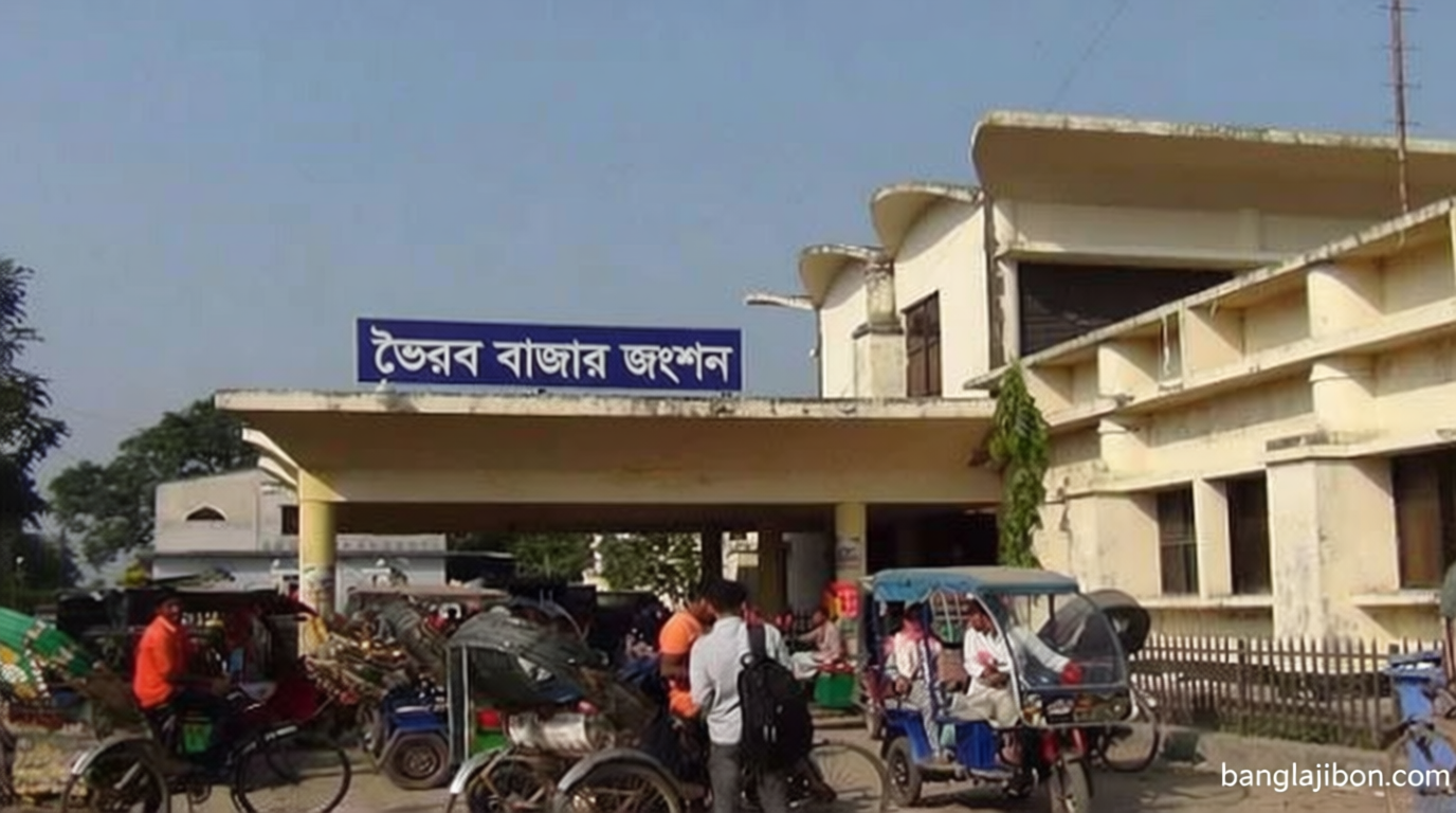 ভৈরব রেলস্টেশন: খেলা নিয়ে সংঘর্ষ-ভাঙচুর আটকা পড়ল ৬ ট্রেন