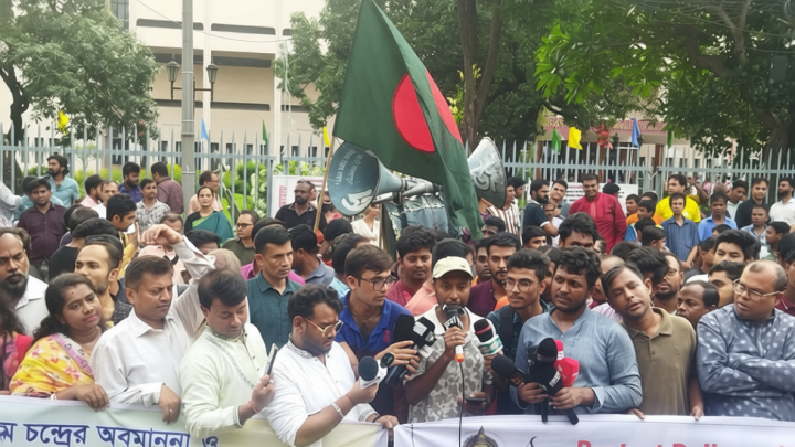 শাহবাগে ‘ঐক্যবদ্ধ সনাতনী সমাজ’–এর মানববন্ধন ও বিক্ষোভ, ৮ দফা দাবি