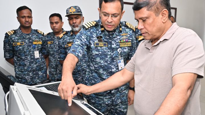 চট্টগ্রামে নৌবাহিনীর স্থাপনা পরিদর্শনে প্রধানমন্ত্রীর প্রতিরক্ষা উপদেষ্টা