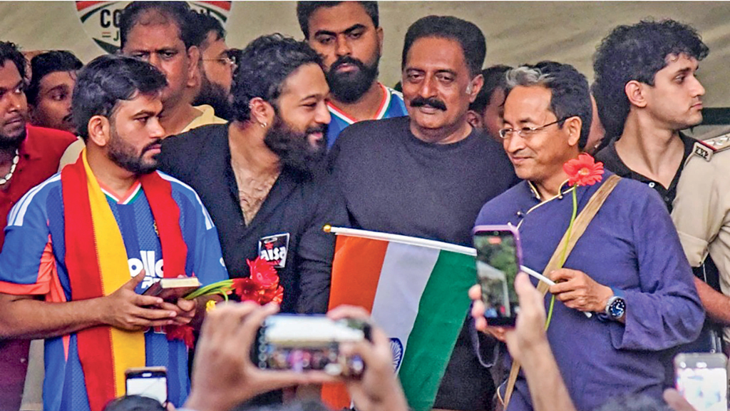 InPics-Actor-Prakash-Raj-joined-climate-activist-Sonam-Wangchuk-and-Cock