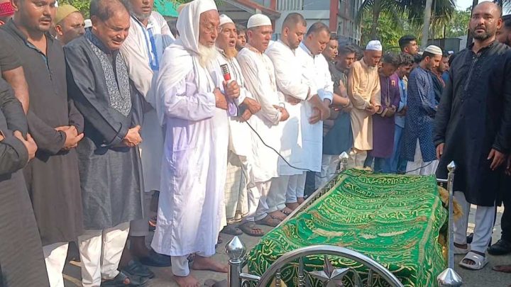ভোলায় মায়ের পাশে চিরনিদ্রায় শায়িত হলেন তোফায়েল আহমেদ