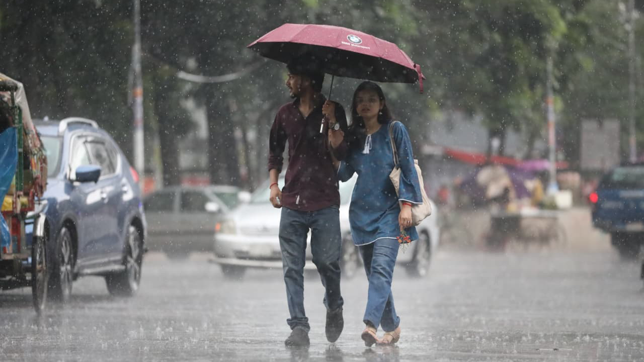 মৌসুমি বায়ু বিস্তারে বাড়বে বৃষ্টি, ১০ অঞ্চলে ঝড়ের আভাস