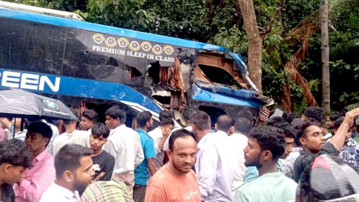চকরিয়ায় দুই বাসের মুখোমুখি সংঘর্ষে শিশু নিহত, আহত অন্তত ৪০