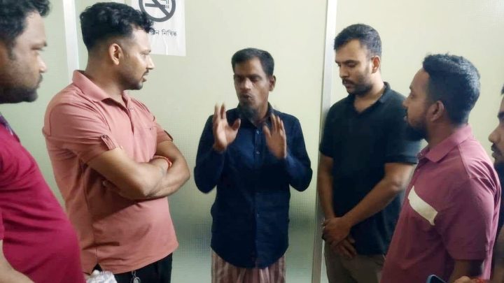 কুড়িয়ে পাওয়া ২০ লাখ টাকা ব্যবসায়ীকে ফেরত দিলেন নৈশপ্রহরী
