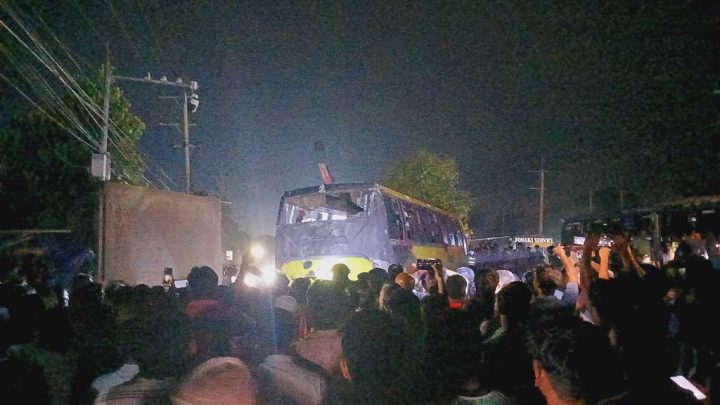 সীতাকুণ্ডে বাস-ট্রাক-মাইক্রোবাস-অটোরিকশার চতুর্মুখী সংঘর্ষ: নারী নিহত, আহত ২৫