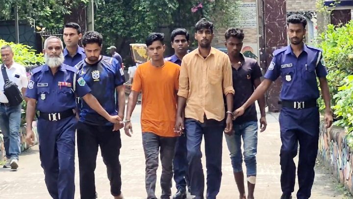 বগুড়ায় অস্ত্র-ইয়াবাসহ আন্তজেলা ডাকাত দলের ৪ সদস্য গ্রেপ্তার