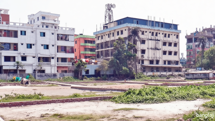 মাদারীপুর শহর: পুকুর ভরাট করে বহুতল ভবন